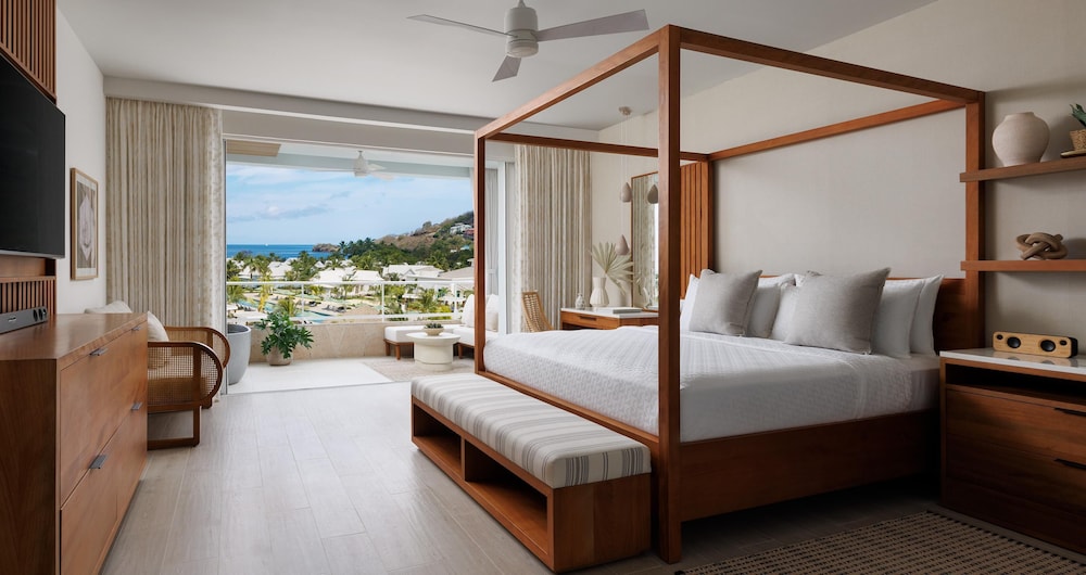 Tranquility, Palm, Club, Suite, King Bed, Partial Ocean View, Balcony, Bathtub