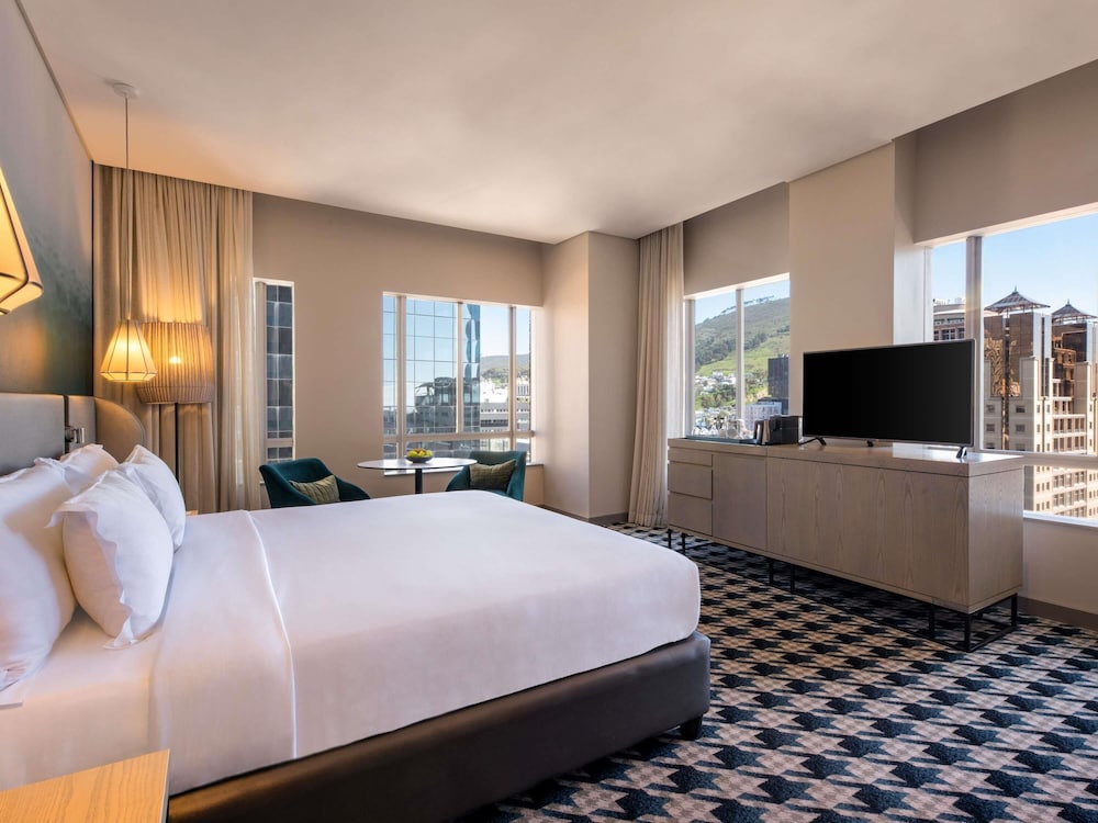 EXECUTIVE, KING BED