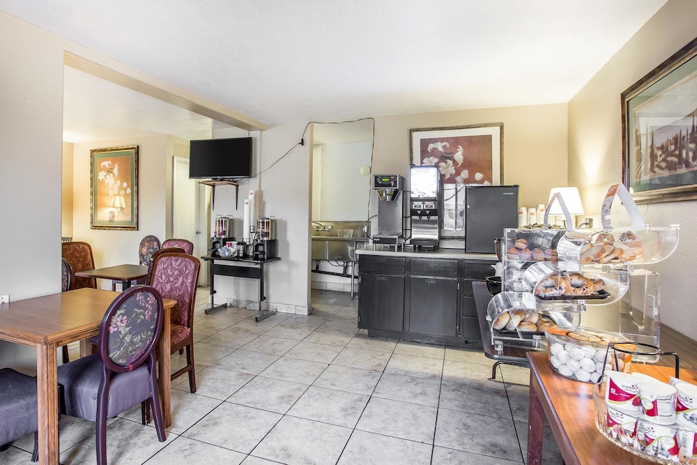Econo Lodge Downtown Salt Lake 35/42