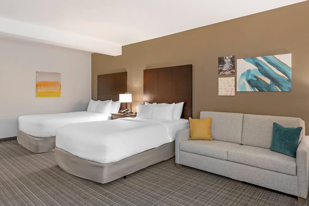غرفة قياسية بسريرين كوين، Comfort Inn & Suites Verona at Turning Stone Resort Casino 2/6