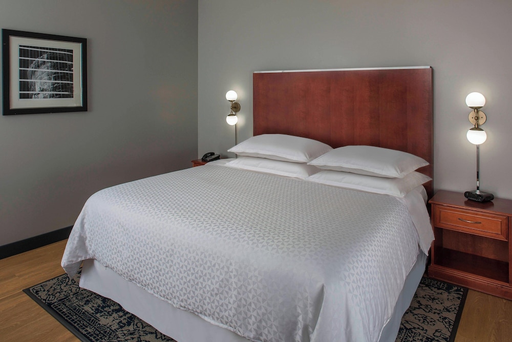 1 BEDROOM, SUITE