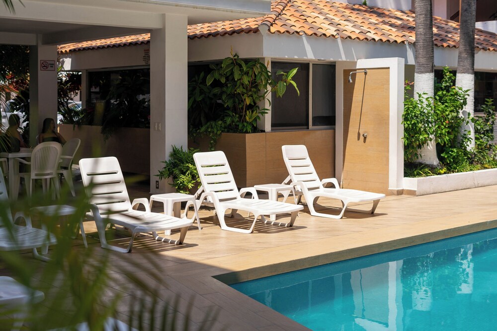 Azteca Inn Hotel 58/62