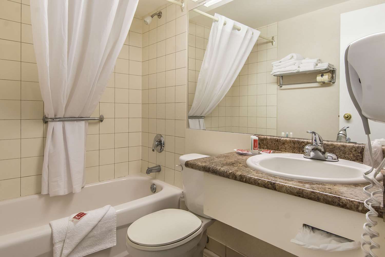 Econo Lodge Orillia 11/11