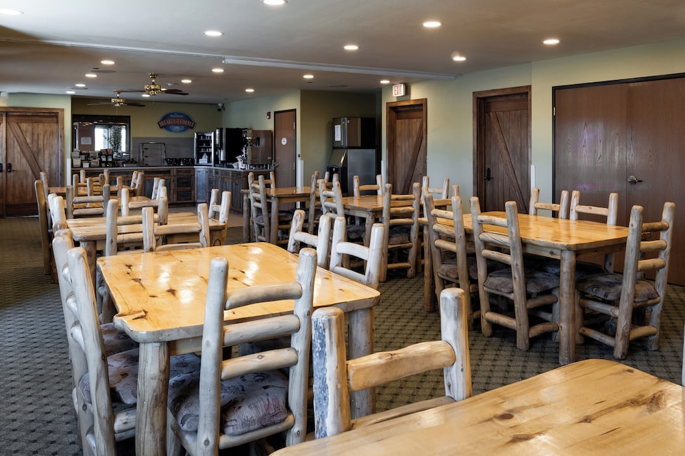 Pinedale Hotel & Suites 46/50