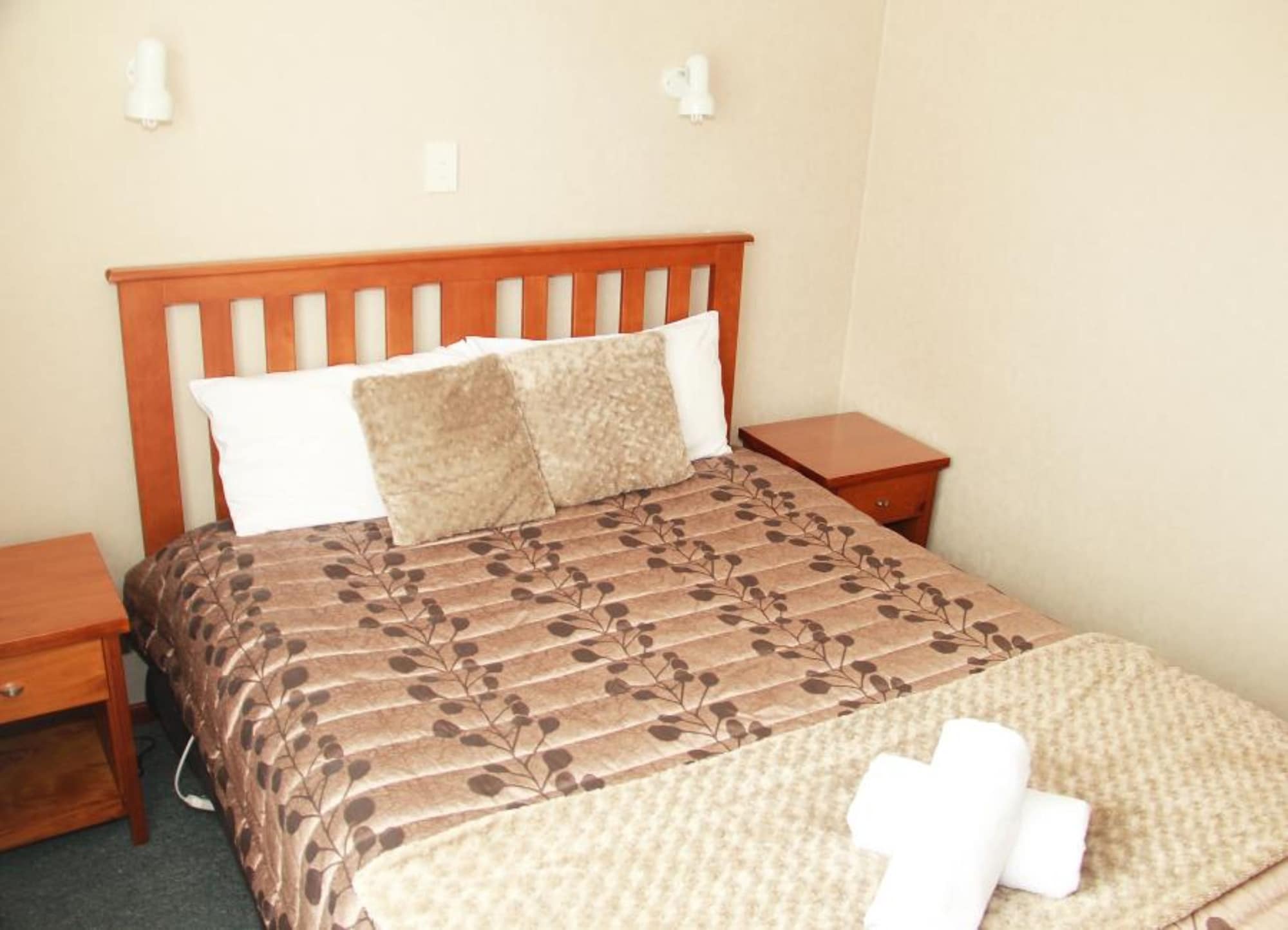 Holiday House, 2 Queen and Twin Beds, Lake View