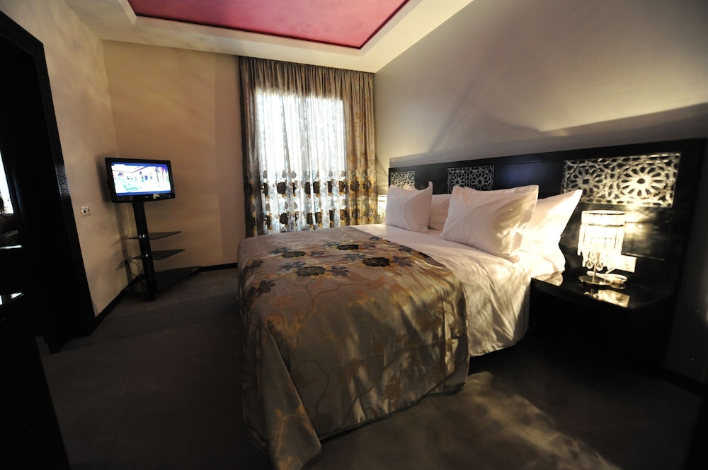 DELUXE, SUITE