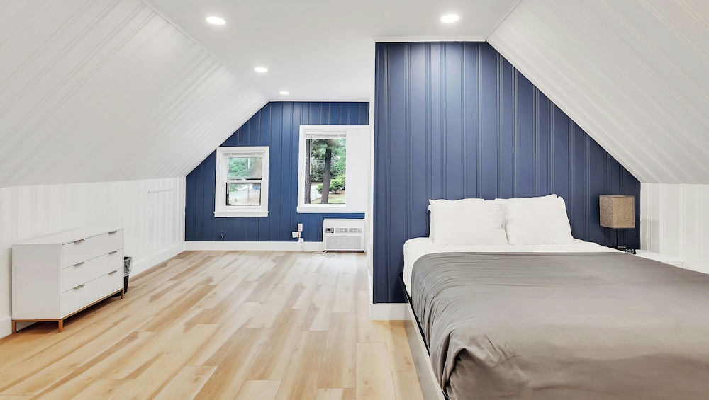 Town House, 2 Bunk Beds, 2 Queen Beds, Sofa, North Side