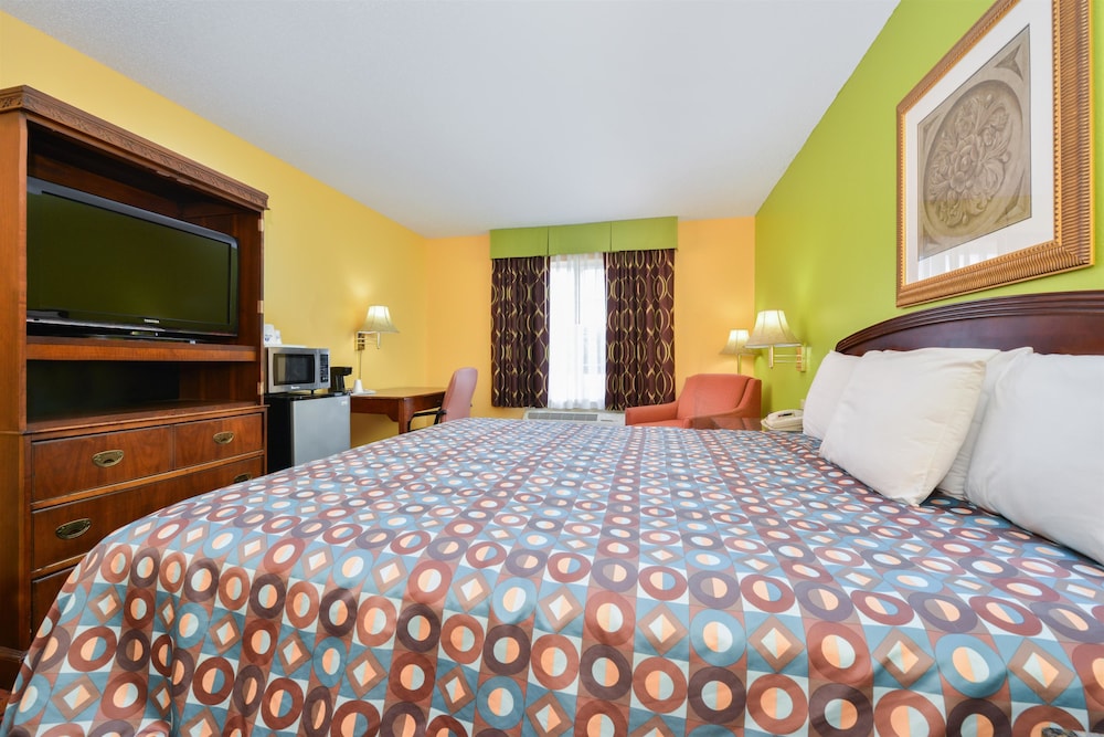 SUPER 8 BY WYNDHAM LAKE OF THE OZARKS 16/30
