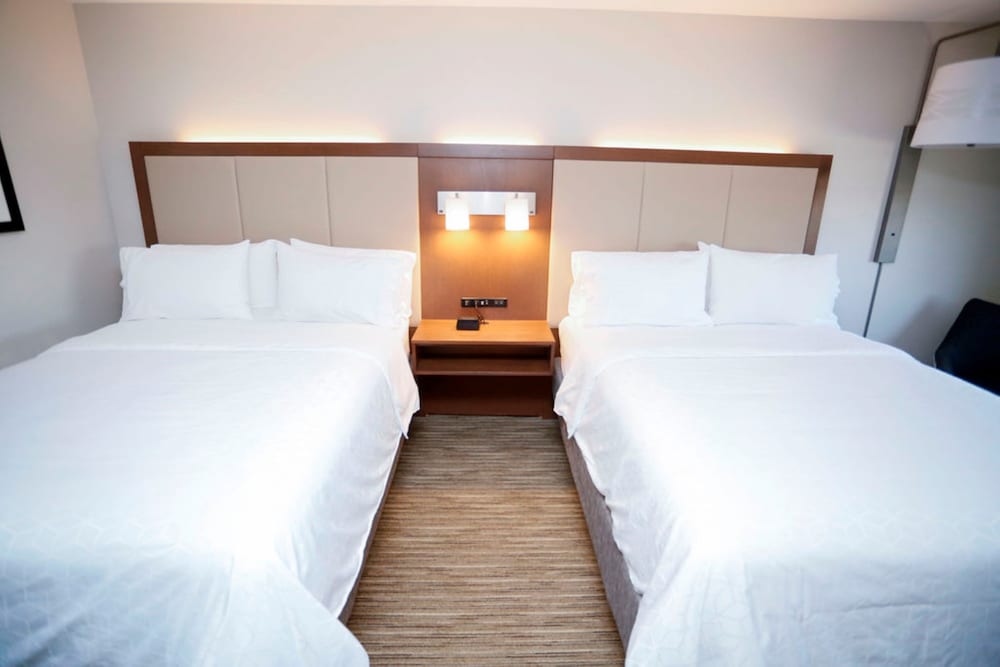Holiday Inn Express Hotel and Suites Carlsbad 27/65