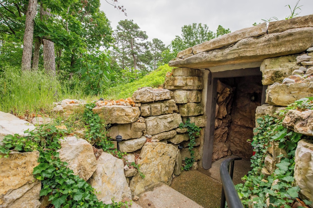 Eureka Springs Treehouses, Hobbit Caves &amp; Castles 41/52