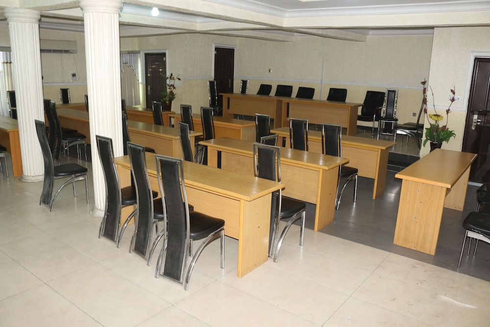 Entry Point Hotel 38/49