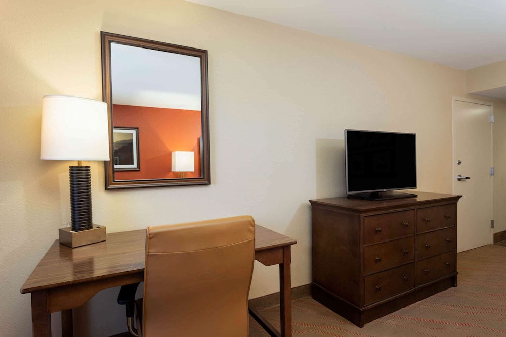 La Quinta Inn Suites Pigeon Forge 6/64