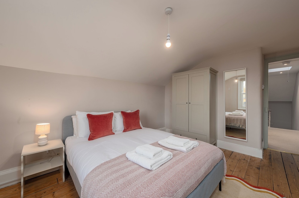VESTO Three Bedroom Apartment in Clapham 5/26