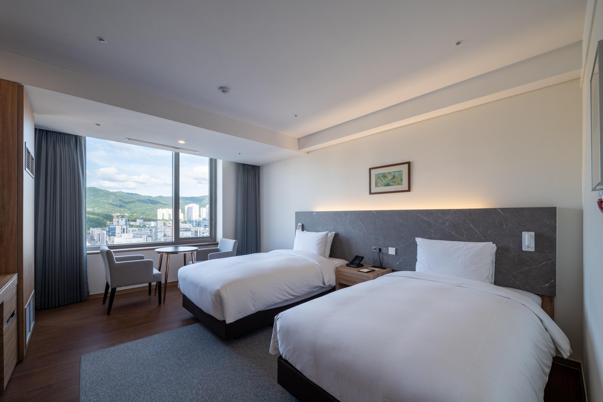 Oasis, Urban, Deluxe, Twin Beds