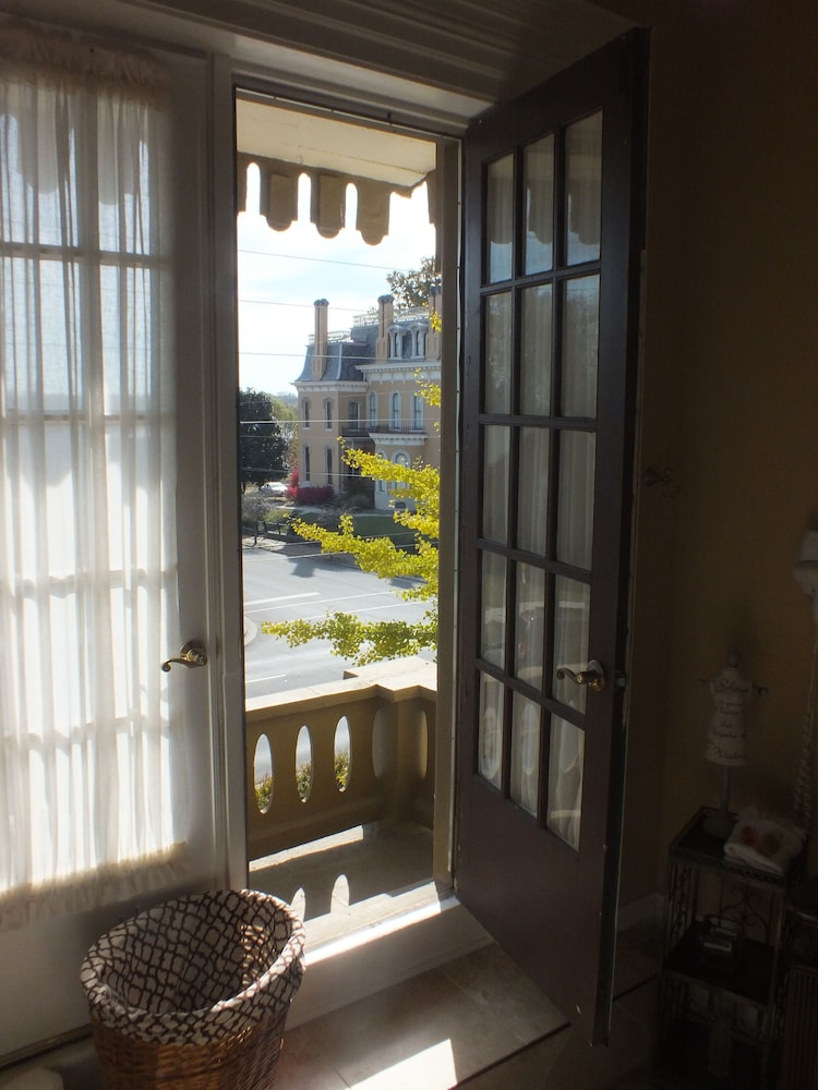 The Pepin Mansion Historic B&B 7/50