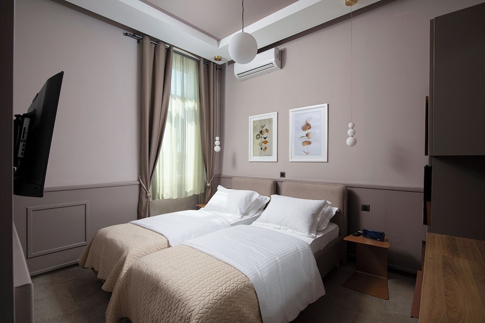 DELUXE, DOUBLE BED