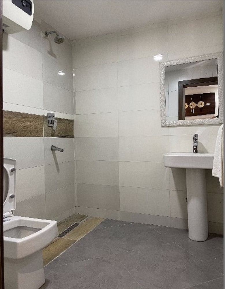 CHARLIE'S PLACE AND SUITES 42/50