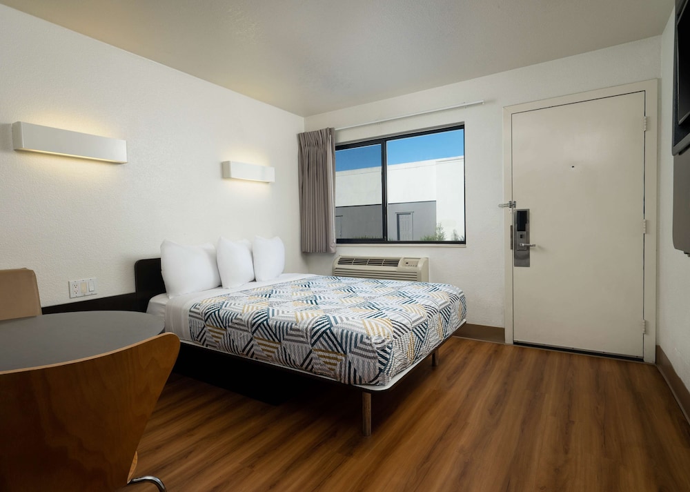 STANDARD, QUEEN BED