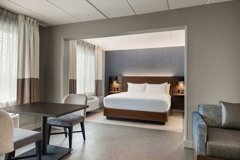 1 BEDROOM, SUITE