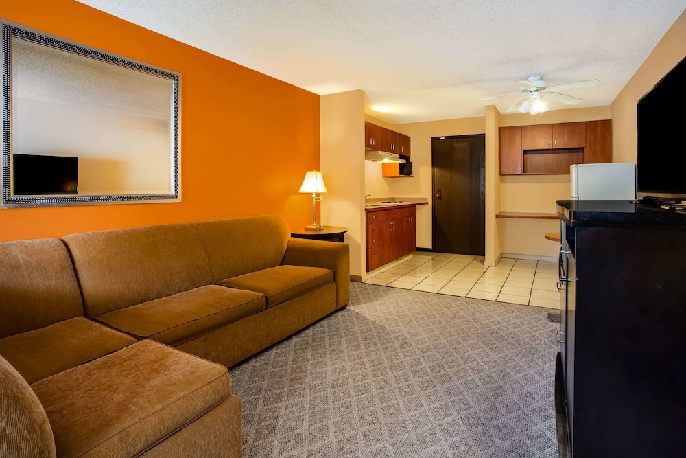 Days Inn & Suites by Wyndham Stevens Point 10/33