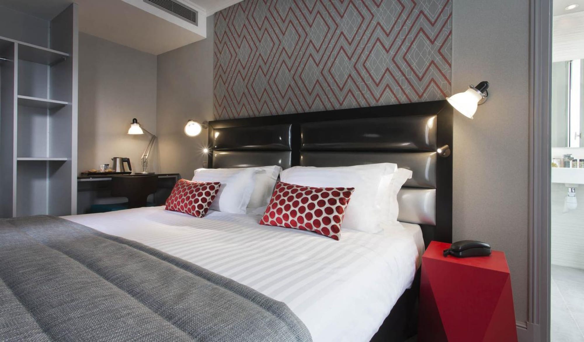 ROOM, DOUBLE BED