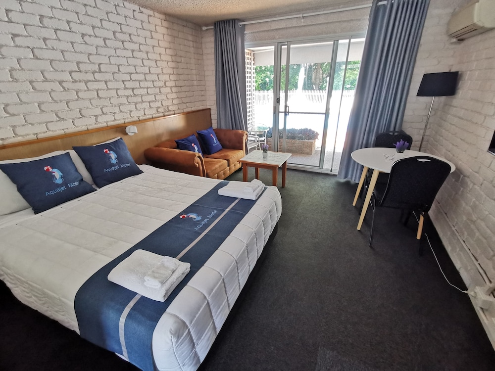 ROOM, QUEEN BED