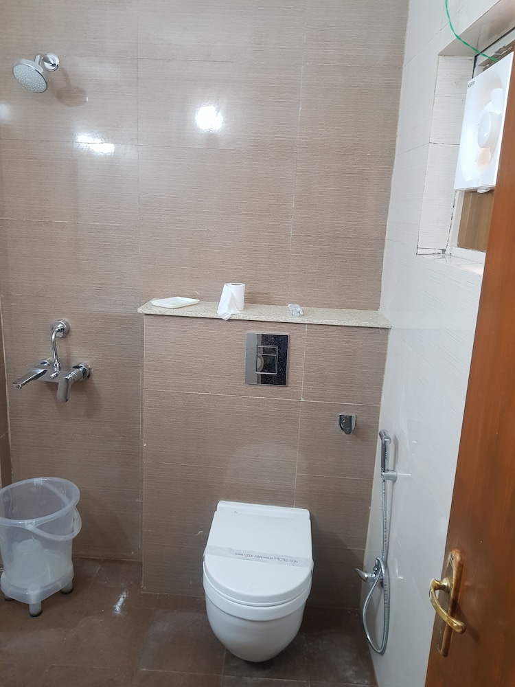 HOTEL DOON REGENCY 40/41