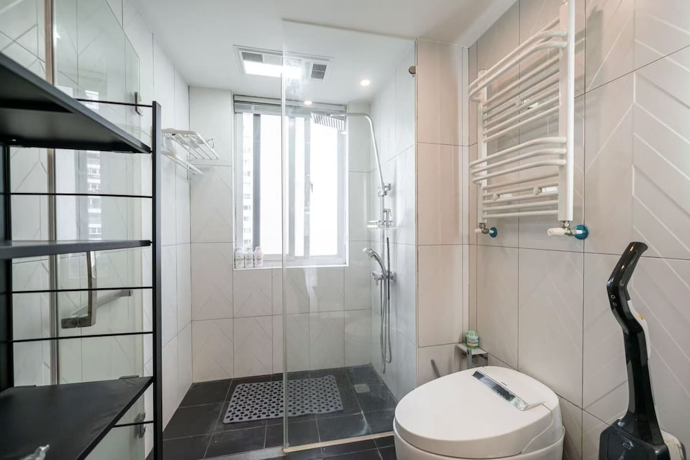 Senior, Apartment, 2 Queen Beds، Book and Bed-People's Square 7/10