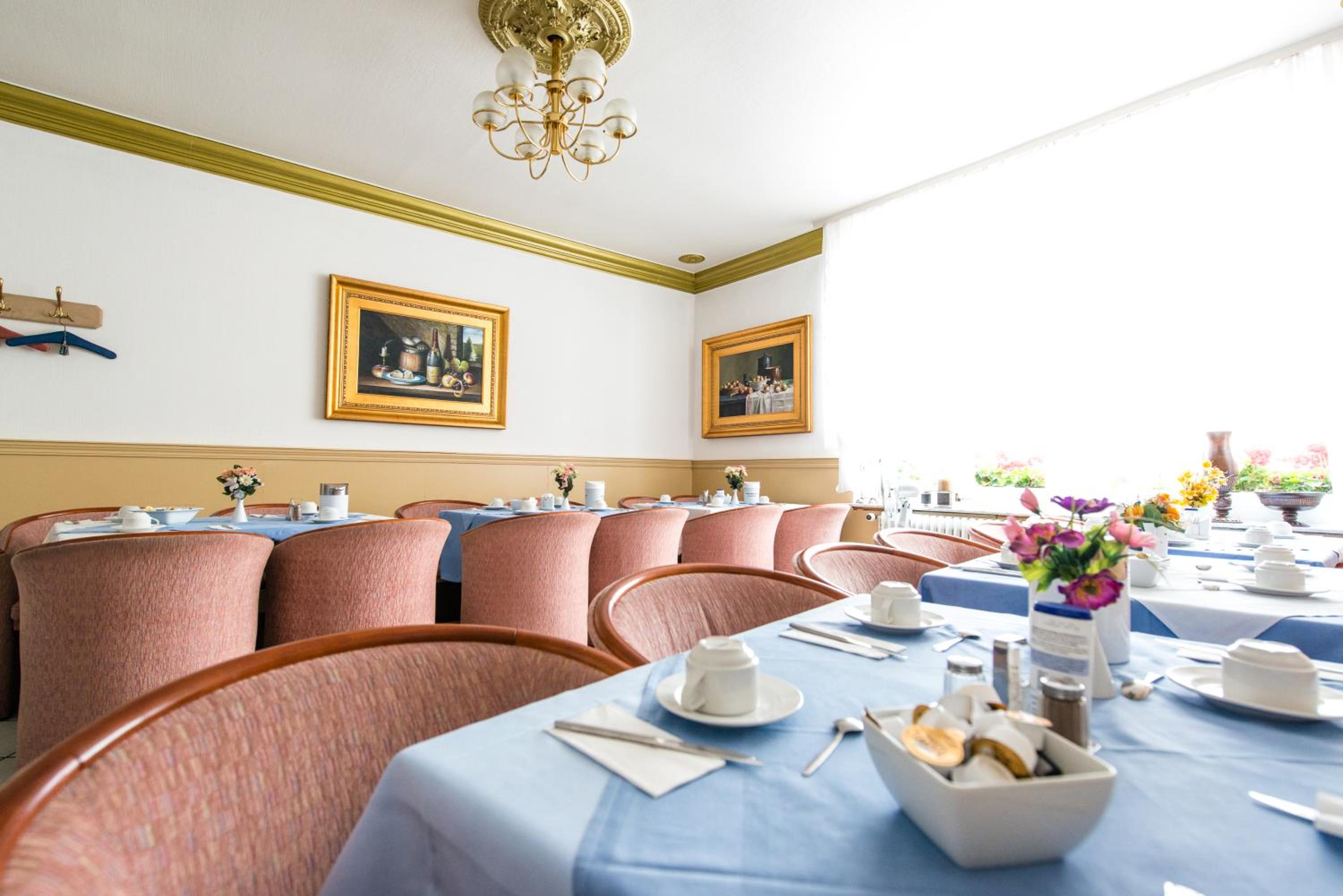 Lowen Hotel 49/58