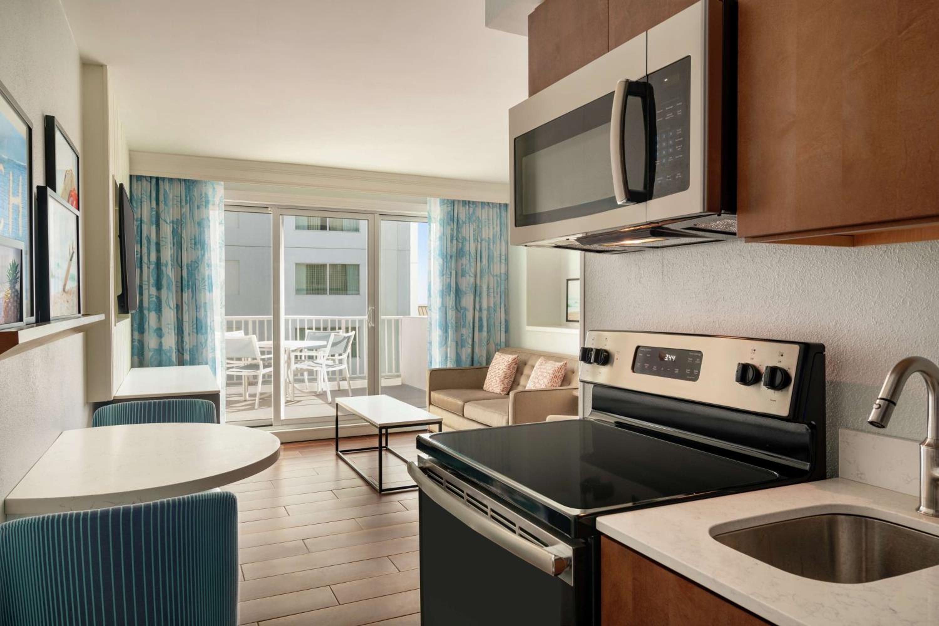 JUNIOR SUITE, KING BED, PARTIAL OCEAN VIEW, BALCONY, KITCHEN
