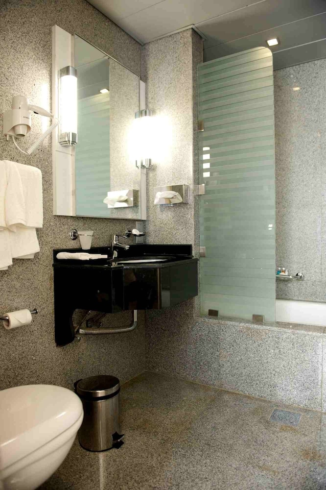 The Avenue Suites 42/46
