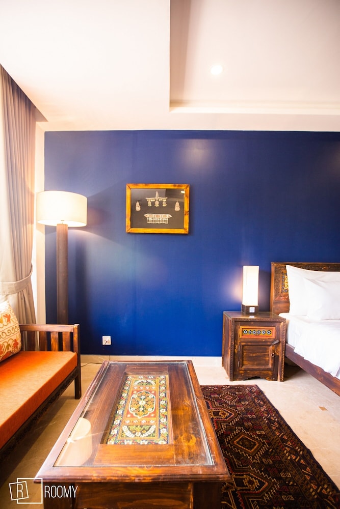 Roomy Signature Hotel 13/40