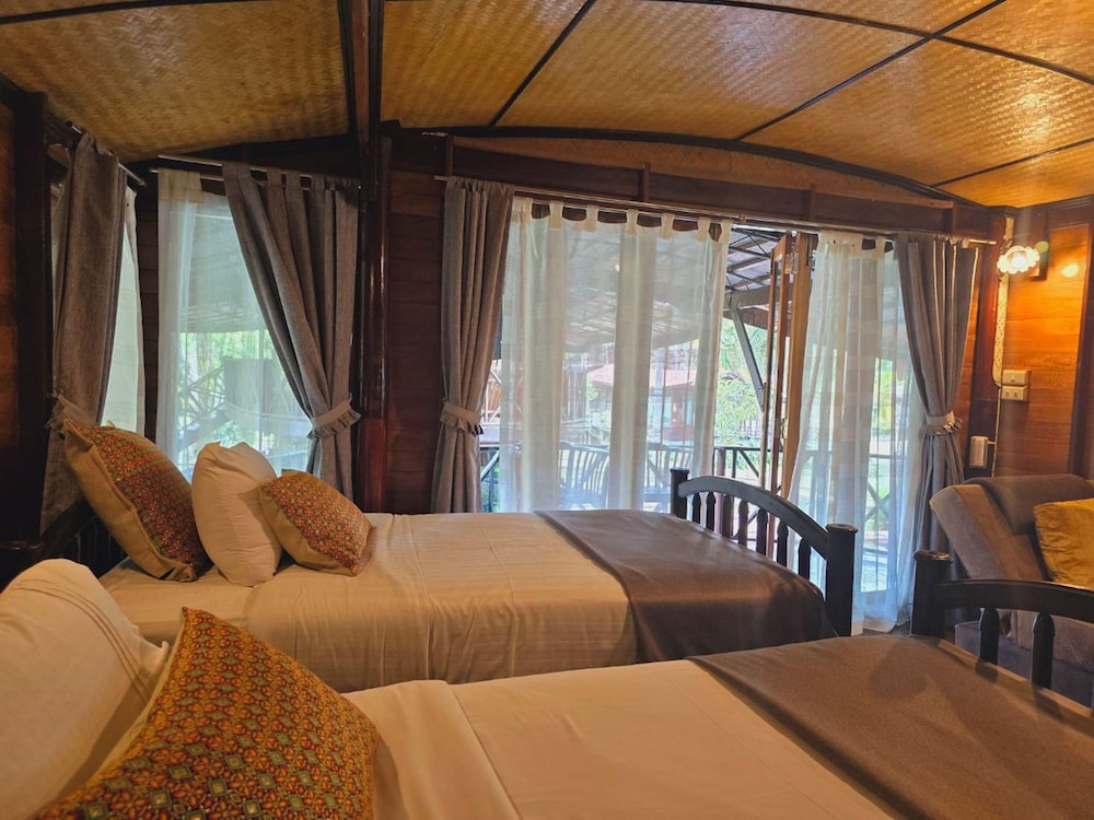 Kaengkrachan Boathouse Paradise Resort 11/78