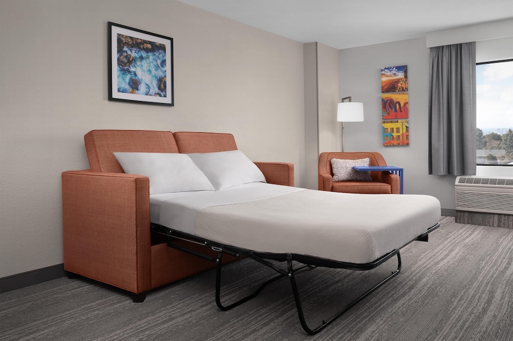Suite, King Bed, Mountain View