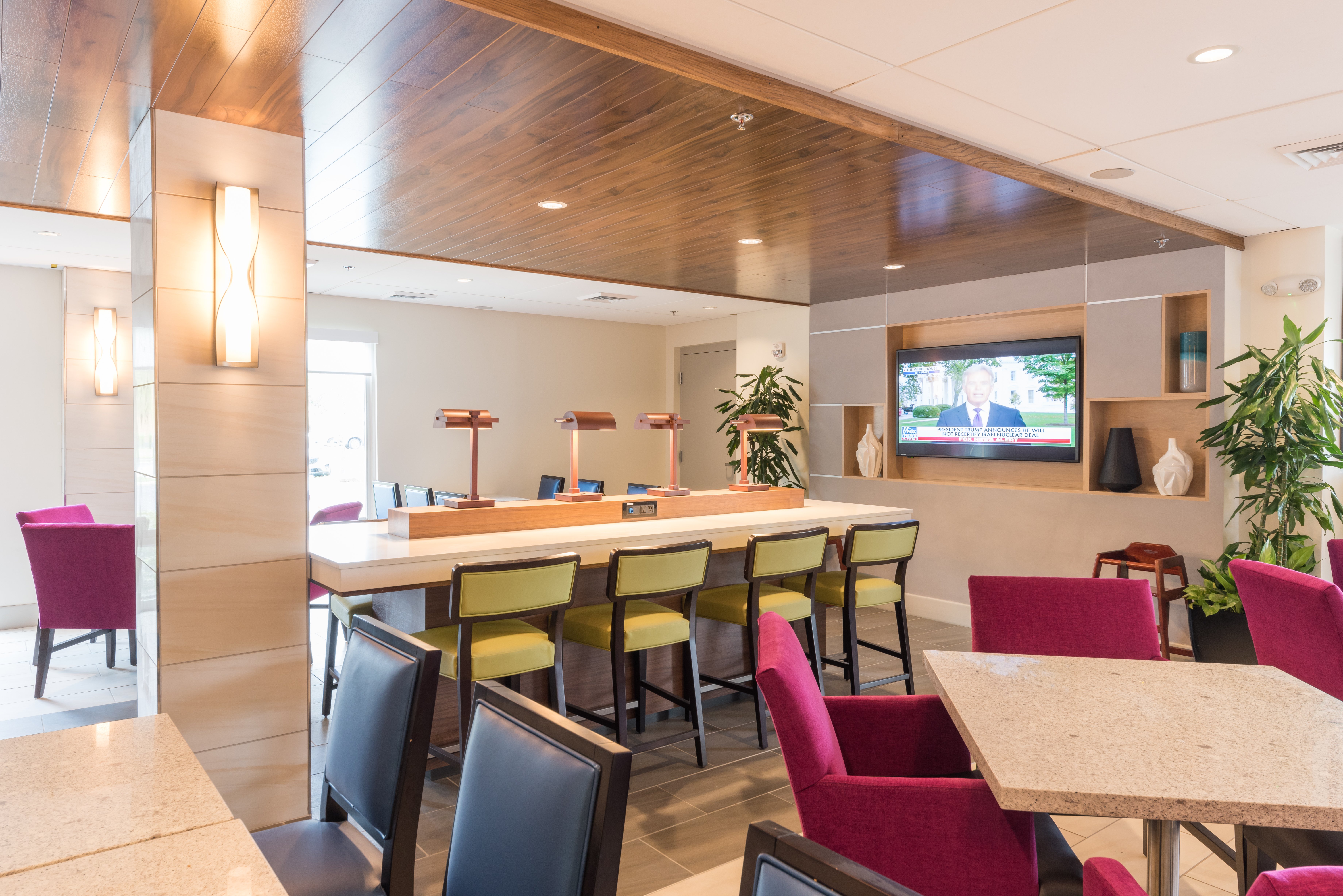 Holiday Inn Express Charleston US Hwy 17 & I-526 52/77