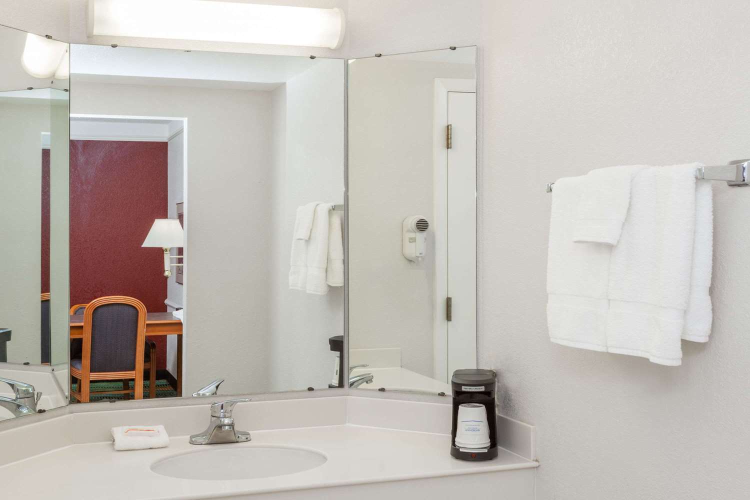 Days Inn & Suites by Wyndham Arlington Heights 33/36