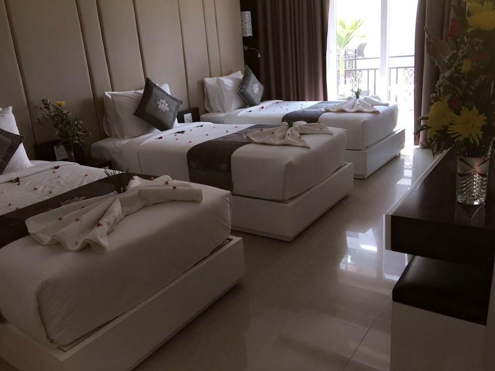 DELUXE, TRIPLE, 3 BEDS