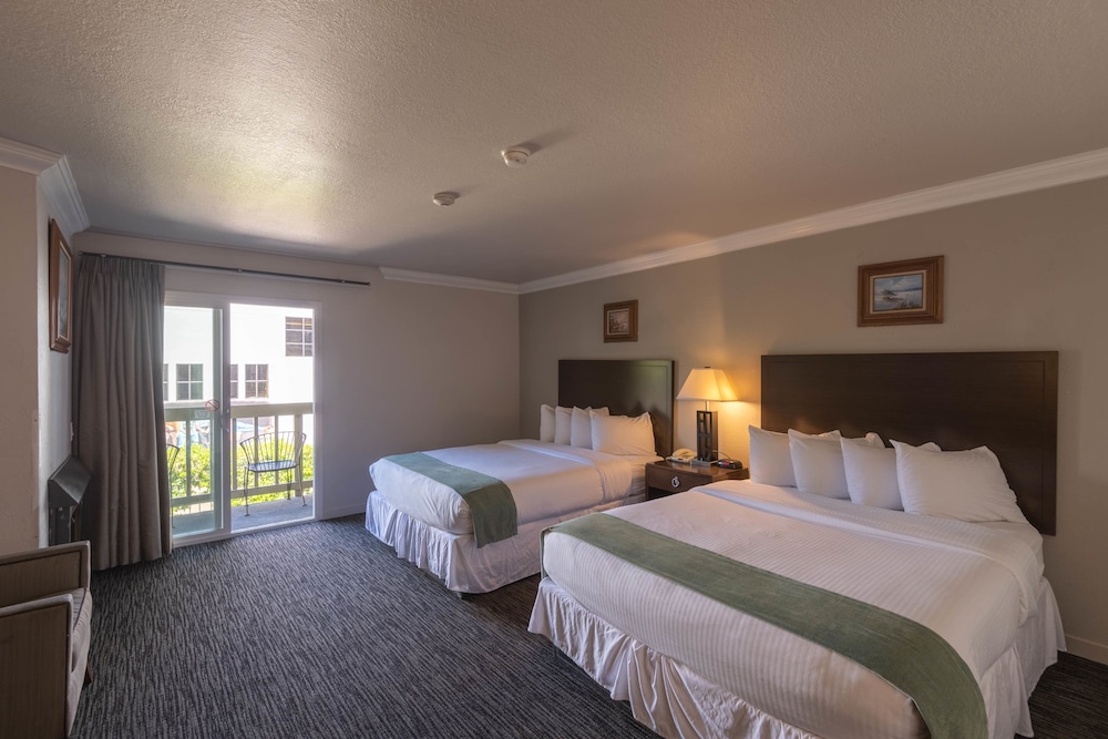 غرفة بسريرين كوين، Cannery Row Inn 2/6