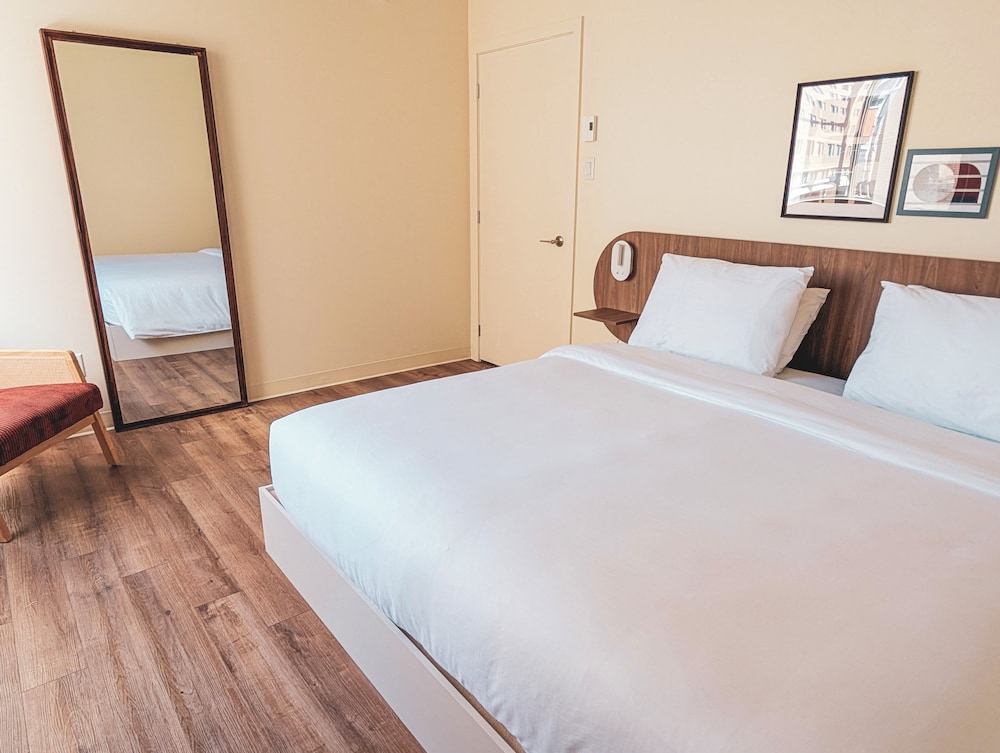 Signature, Apartment, King and Queen Murphy Bed, Queen Bed