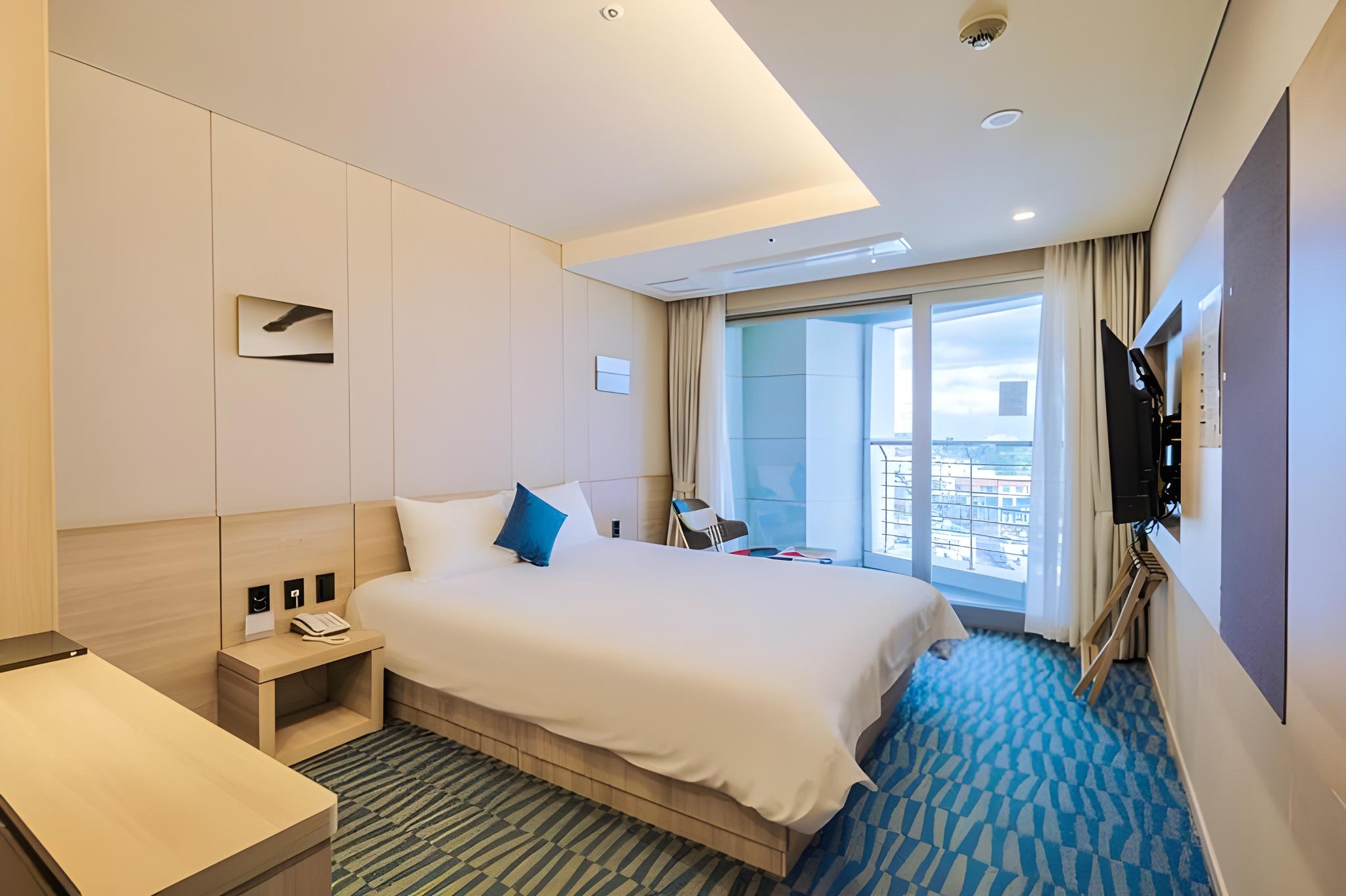 Upgrade, Deluxe, Double Bed, Partial View
