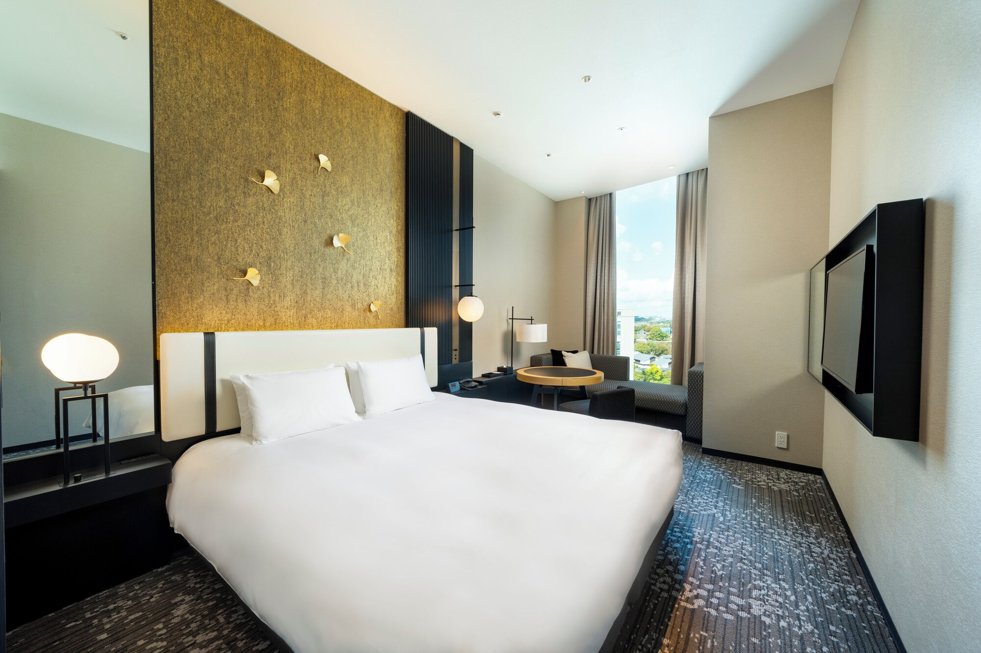 DELUXE, KING BED