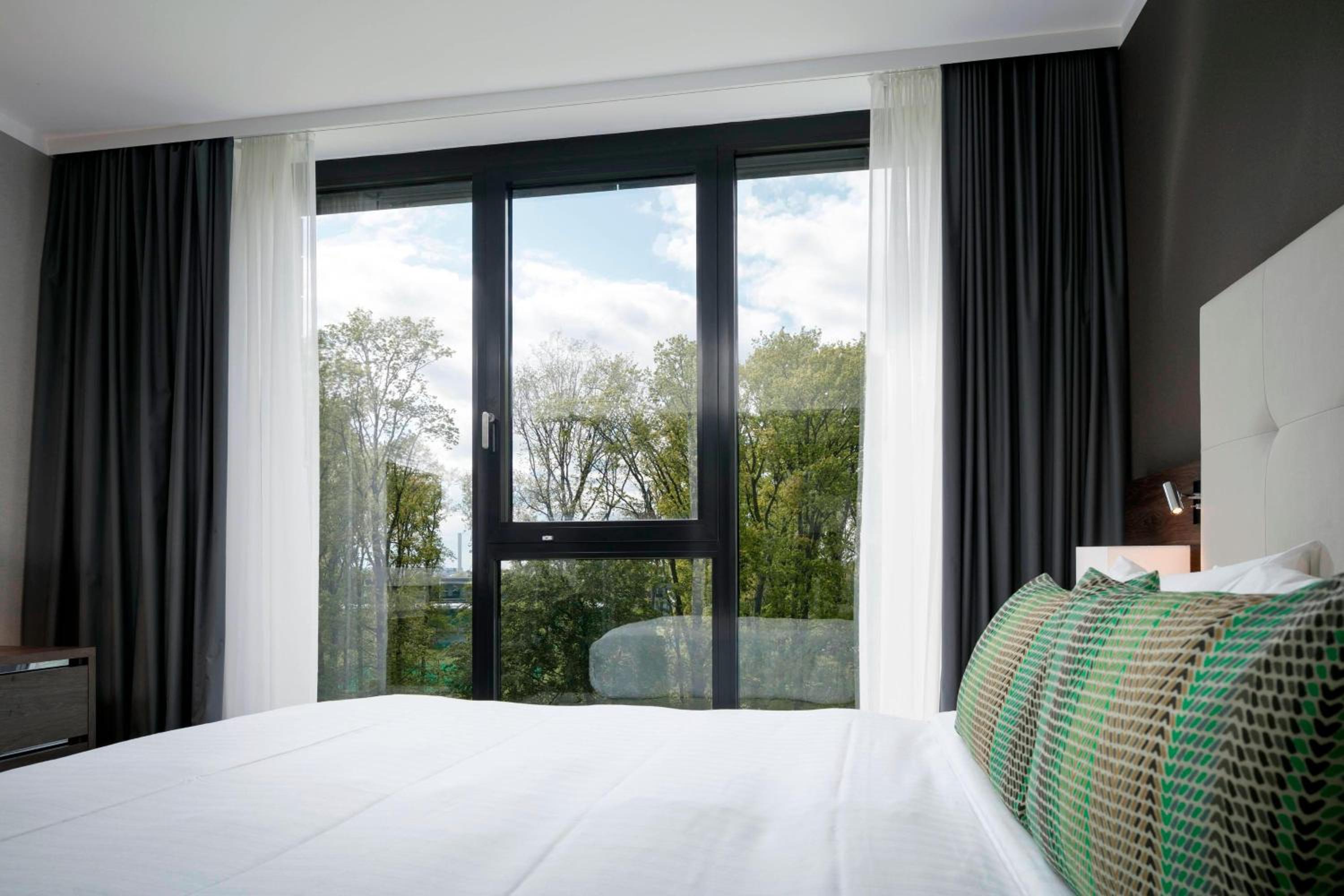 غرفة قياسية بسرير كينج بإطلالة على المتنزه، Courtyard Wolfsburg 6/10