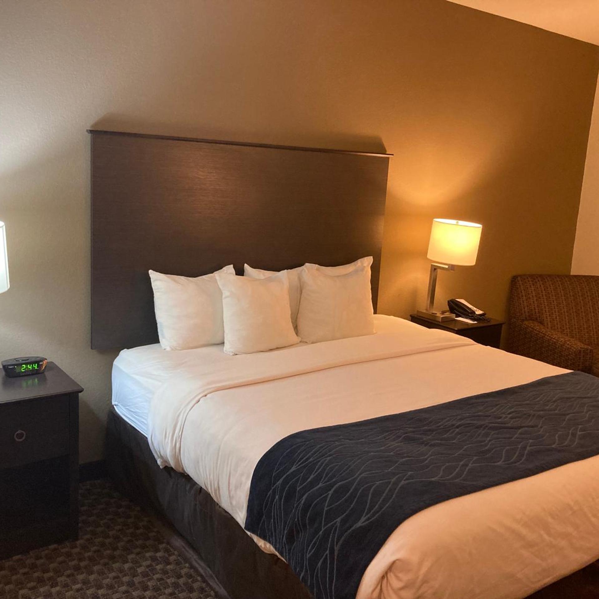 غرفة بسرير كينج بحوض استحمام لذوي الإعاقة، Comfort Inn Wings Stadium 6/10