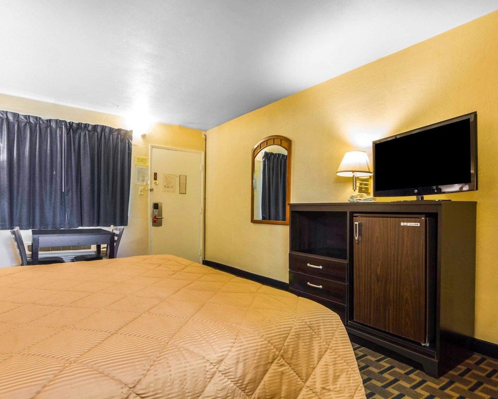 Econo Lodge Sacramento Convention Center 17/26