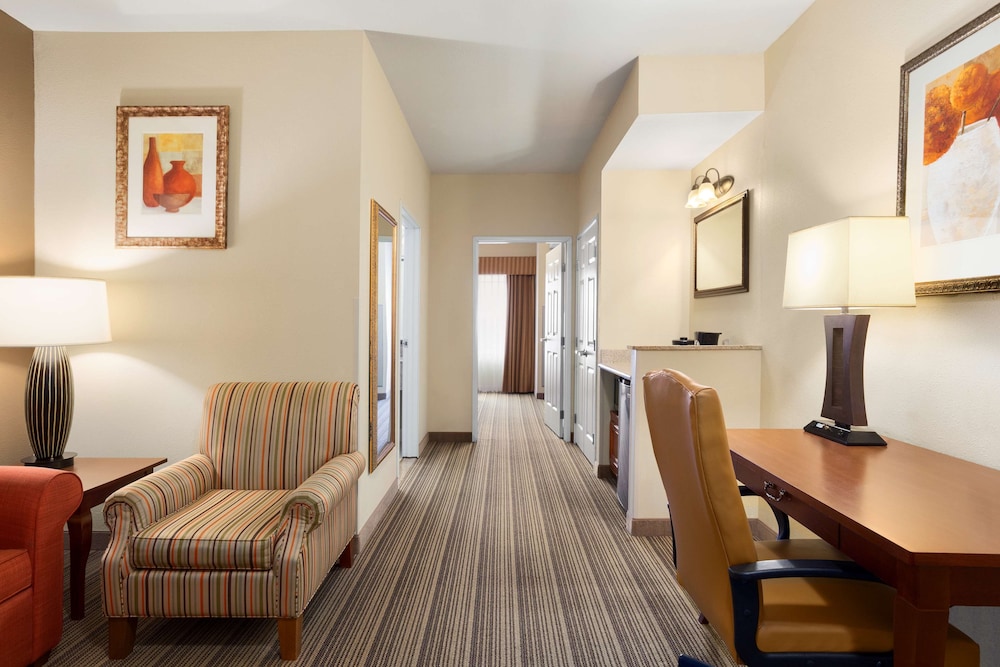 Country Inn & Suites by Radisson, Columbia, MO 25/40