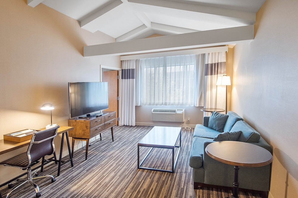 Best Western Premier Plainview-Long Island Hotel 36/52