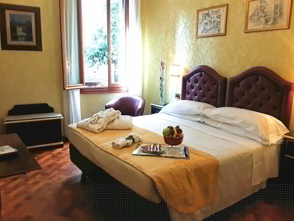 Pensione Accademia Villa Maravege 21/65