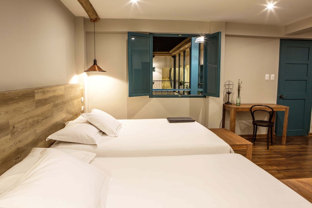 GRAND, 2 QUEEN BEDS