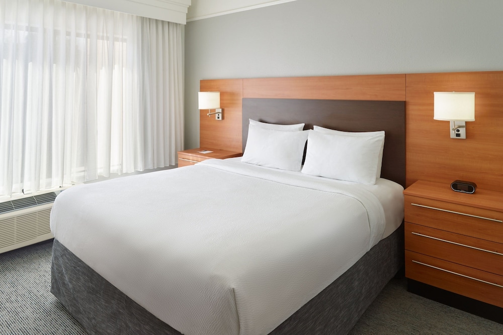 Studio, King Bed, Sofa, Accessible