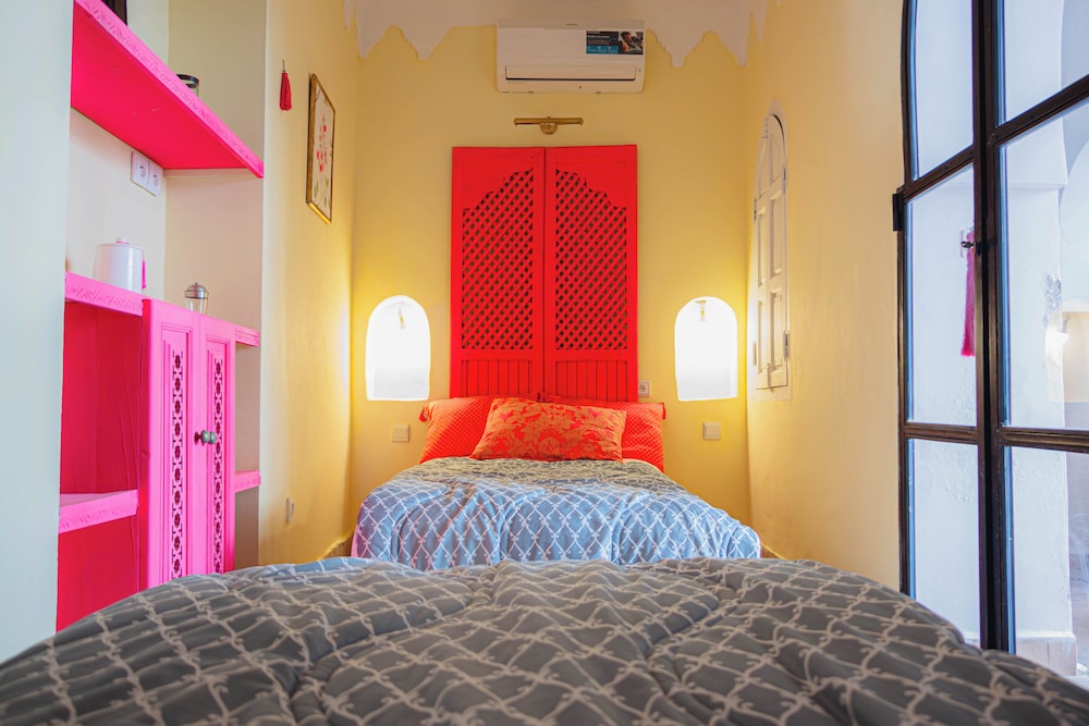 Comfort, Twin Beds, Pool View, Light Housekeeping